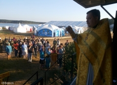 Божественная литургия отслужена в мобильном десантном храме на берегу озера Селигер