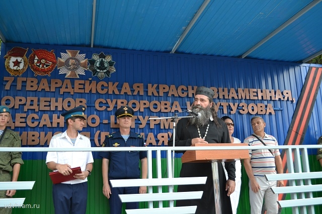 Протоиерей Валерий Черненко отслужил заупокойную литию по погибшим в Омске десантникам.