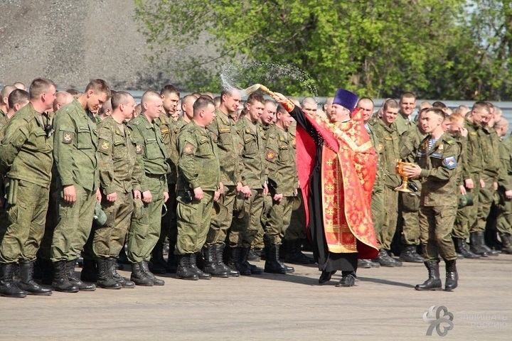Священники Подворья при штабе ВДВ благословили парадные расчеты на участие в параде Победы на Красной площади