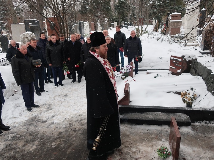 Протоиерей Михаил Васильев отслужил панихиду на могиле командующего ВДВ В.Ф. Маргелова