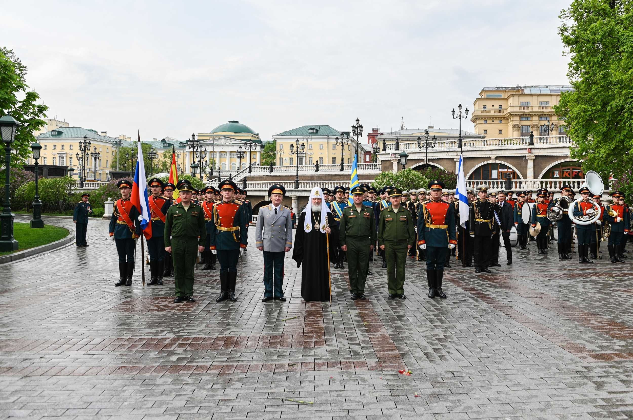 В канун Дня Победы Святейший Патриарх Кирилл возложил венок к могиле Неизвестного солдата у Кремлевской стены