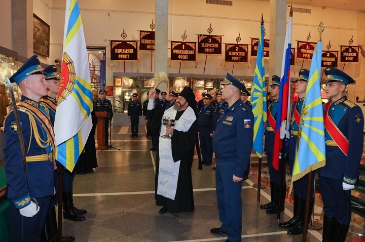 Председатель Синодального отдела совершил освящение воинского знамени Военно-транспортной авиации