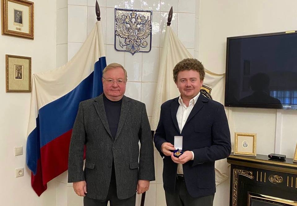 Сергей Степашин наградил Павла Карпухина почетным памятным знаком ИППО «Орден Императора Александра III»