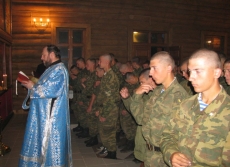 Священники ВДВ провели занятия с курсантами РВВДКУ и отслужили Божественную Литургию