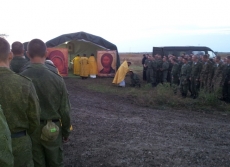 Окормление воинов-десантников во время планового полевого выхода десантников на полигоне в Ейске 