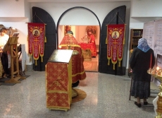 Божественная литургия в храме Благовещения Пресвятой Богородицы служится в нижнем помещении нашего храма